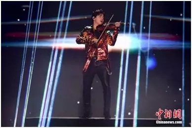 加拿大华人歌手刘宪华登台献艺。杨华峰 摄 加拿大华人歌手刘宪华登台献艺。杨华峰 摄