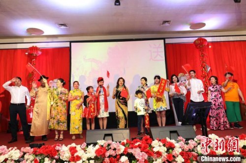 图为演职人员向观众致意。 林永传 摄 图为演职人员向观众致意。 林永传 摄