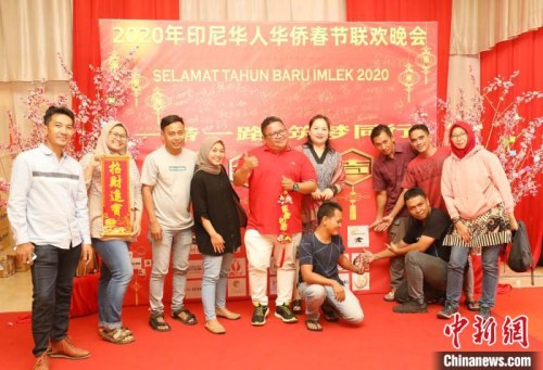 图为许多非华裔印尼人热情参加晚会。 林永传 摄 图为许多非华裔印尼人热情参加晚会。 林永传 摄