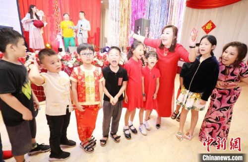 图为晚会发起人和组织者王敏筠(右三)和张立霞(右一)给参加晚会的数十位小朋友发“压岁”红包。 林永传 摄 图为晚会发起人和组织者王敏筠(右三)和张立霞(右一)给参加晚会的数十位小朋友发“压岁”红包。 林永传 摄
