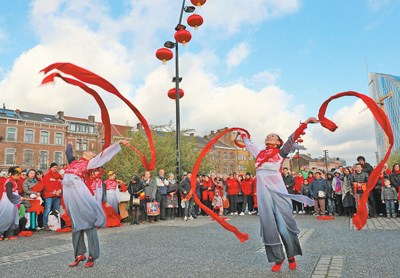 近日，在比利时列日举行的“欢乐春节”盛装巡游活动上，当地华侨华人在表演红绸舞。 　　本报记者 任 彦摄