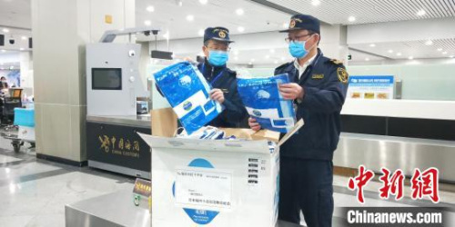 1月28日17时30分，由日本福州十邑社团联合总会向福州红十字会捐赠的医疗专用防护服1000件，从日本东京运抵福州长乐国际机场。 福州海关供图