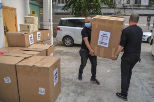 图为海南省红十字会的工作人员搬运医疗物资。（骆云飞 摄）