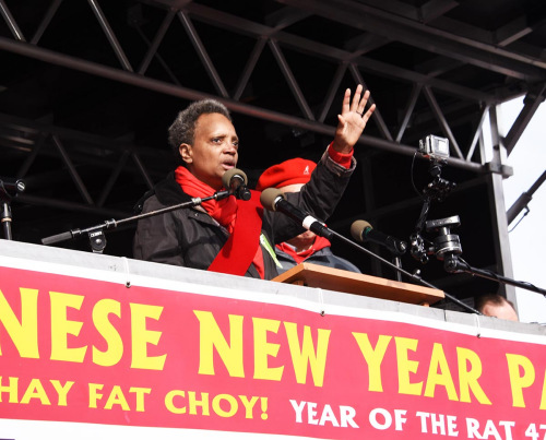 芝加哥市长莱特福特在主席台上讲话，向大家热烈祝贺中国新年。