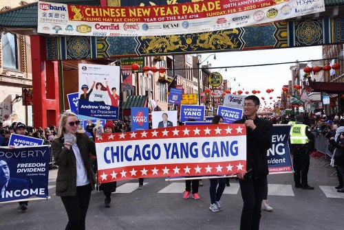 美国总统候选人杨安泽的支持者们在游行中。