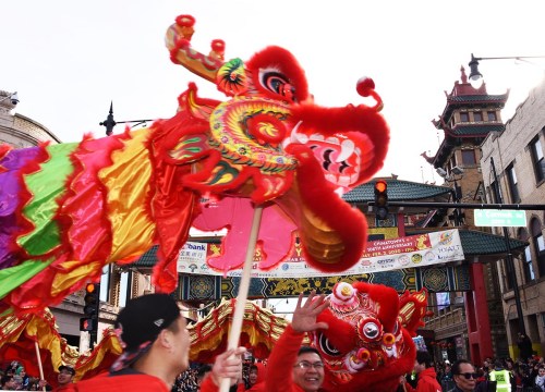 在春节大游行时，芝加哥的华埠到处是狮舞龙腾的热闹景象。