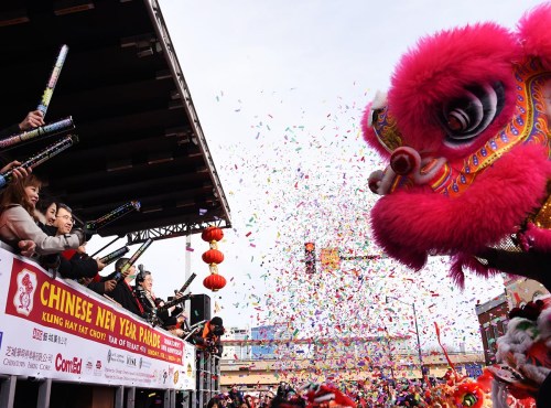 芝加哥华埠举办大游行，热烈庆祝新春佳节。