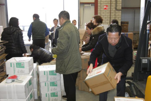 季增斌(右)在搬运货物。(荷兰联合时报) 季增斌(右)在搬运货物。(荷兰联合时报)