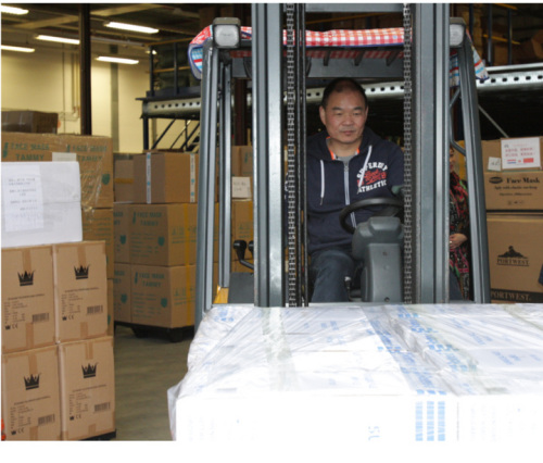 周建波驾驶叉车装货。(荷兰联合时报) 周建波驾驶叉车装货。(荷兰联合时报)
