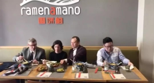 两位米兰当地官员在中餐馆用餐。(视频截图)