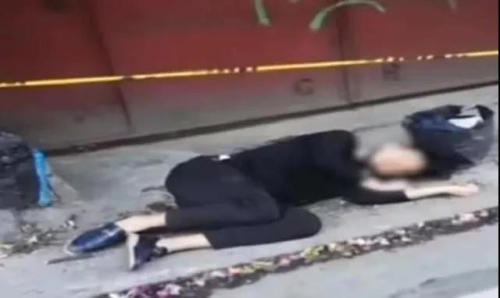 图为网上流传的图片，被造谣称“新型肺炎病人昏倒路边无人救”，实为醉汉在路边睡觉。