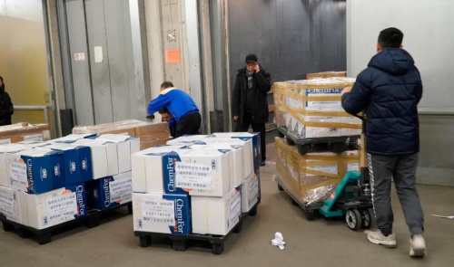 2月9日，奥地利侨界集中在维也纳多瑙速运仓库统计打包捐赠物资。