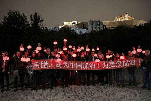 当地时间2月14日晚，旅希华侨华人及希腊各界友好人士聚集于雅典卫城脚下，共同为中国人民抗击新型冠状病毒疫情祈福。(希腊《中希时报》)