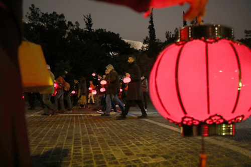 当地时间2月14日晚，旅希华侨华人及希腊各界友好人士聚集于雅典卫城脚下，共同为中国人民抗击新型冠状病毒疫情祈福。(希腊《中希时报》)