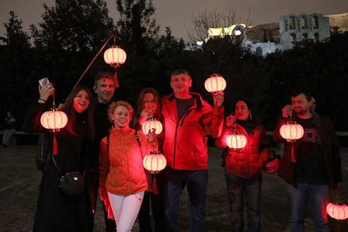 当地时间2月14日晚，旅希华侨华人及希腊各界友好人士聚集于雅典卫城脚下，共同为中国人民抗击新型冠状病毒疫情祈福。(希腊《中希时报》)