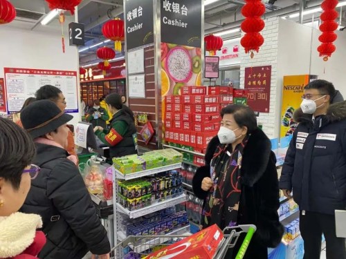 王琳达(右二)指导新冠病毒肺炎防范知识宣传及疫情防控工作。(受访者供图) 王琳达(右二)指导新冠病毒肺炎防范知识宣传及疫情防控工作。(受访者供图)