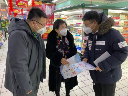 王琳达(中)指导新冠病毒肺炎防范知识宣传及疫情防控工作。(受访者供图) 王琳达(中)指导新冠病毒肺炎防范知识宣传及疫情防控工作。(受访者供图)