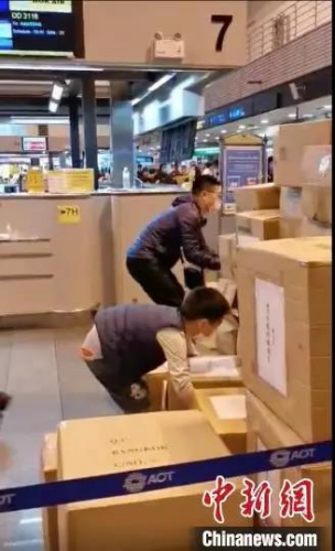 一位9岁的孩子当起“搬运工”。(国网江苏电力供图) 一位9岁的孩子当起“搬运工”。(国网江苏电力供图)