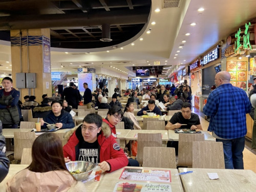 　纽约法拉盛的美食广场16日晚的用餐者增多。(美国《世界日报》记者朱蕾/摄)