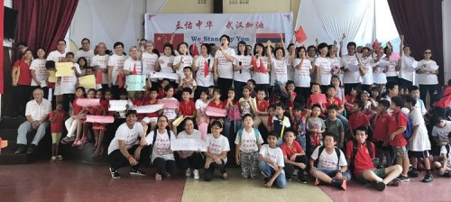 毛里求斯华侨华人发起了一场““齐心抗疫 武汉加油“的活动,为中国抗击疫情送上真挚的祝愿,为中国人民鼓劲加油。 毛里求斯华侨华人发起了一场““齐心抗疫 武汉加油“的活动,为中国抗击疫情送上真挚的祝愿,为中国人民鼓劲加油。