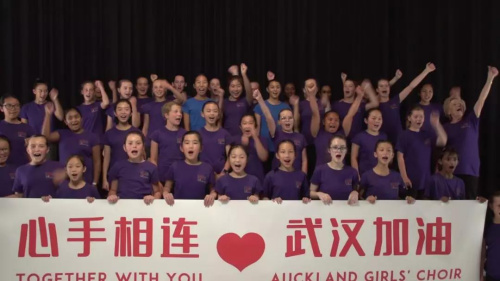 奥克兰少女合唱团专门谱写了一首中文歌曲，为疫区的人们加油、打气。