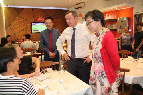 董志华总领事应邀与西澳州州长麦高文在珀斯市中心中餐馆就餐。
