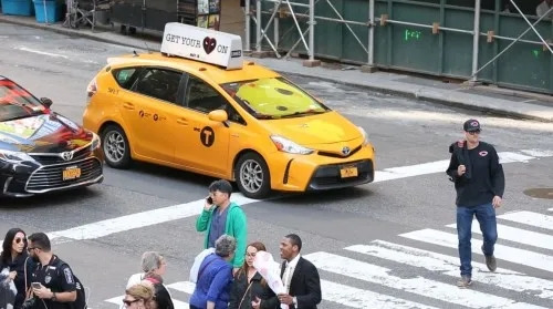 因新型冠状病毒疫情发展,一些纽约市的出租车、网约车司机拒载华裔乘客,遭到市长白思豪和市府部门公开谴责。(图片来源:美国中文网) 因新型冠状病毒疫情发展,一些纽约市的出租车、网约车司机拒载华裔乘客,遭到市长白思豪和市府部门公开谴责。(图片来源:美国中文网)