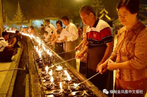 仰光大金塔点燃9000盏明灯 祈福早日战“疫”成功。(缅甸金凤凰中文报社)