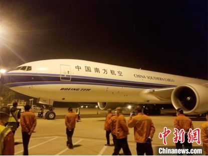 　运输物资包机抵达武汉。(李端／摄)