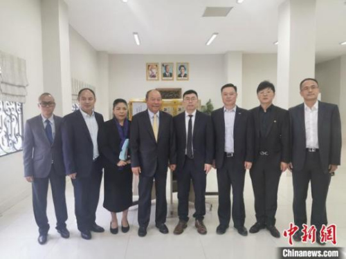 　图为柬埔寨卫生部大臣曼本亨（左四）会见柬埔寨中国商会会长敬骏（右四）一行。商会提供