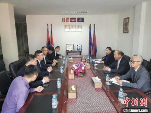 图为柬埔寨卫生部与柬埔寨中国商会举行会谈。商会提供