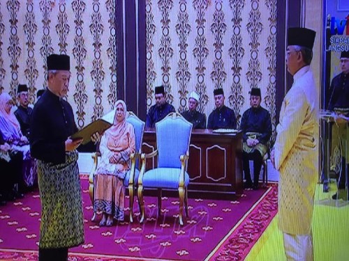 慕尤丁正式宣誓任马来西亚总理。(星洲日报)