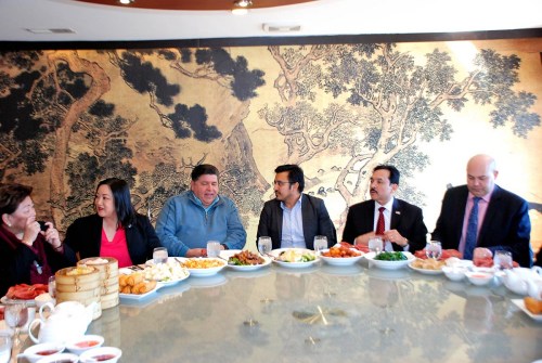 普里兹克州长一行在华埠“明轩”餐厅就餐。 （美国《芝加哥华语论坛》 张大卫/摄）