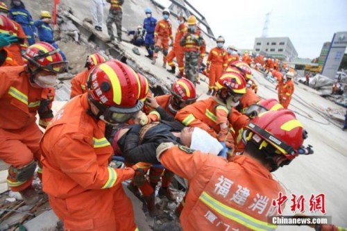 3月8日，福建泉州欣佳快捷酒店坍塌事故现场，厦门消防救出被困男子。