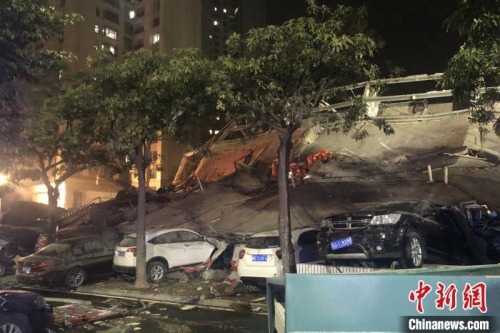 3月7日晚，福建省泉州市一快捷酒店坍塌。图为路边多辆汽车被压。　孙虹 摄