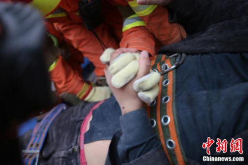 3月8日早上8点13分，厦门消防救出被困男子。曾德猛 摄
