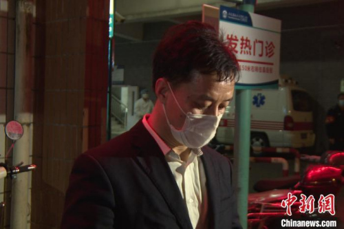 唐双平(图中)的儿子唐凡事发时在酒店值班,尚无消息。 孙虹 摄 唐双平(图中)的儿子唐凡事发时在酒店值班,尚无消息。 孙虹 摄
