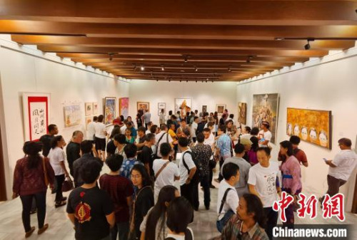 图为画展现场。 中国驻登巴萨总领馆 供图 图为画展现场。 中国驻登巴萨总领馆 供图
