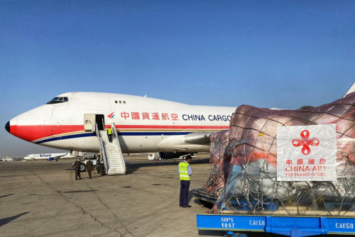援助物资正从包机卸出。（来源：中国驻卡拉奇总领事馆）