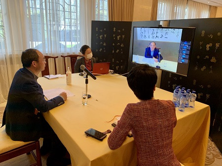 中国驻比利时大使曹忠明与旅比侨团负责人召开视频会议，关心了解侨胞近况并指导大家做好疫情防护工作。（中国驻比利时大使馆）