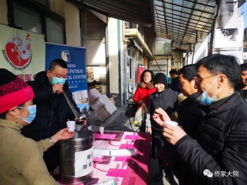 华人社区向民众免费提供爱心防疫茶。（受访者供图）