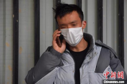 当<a target='_blank' href='http://www.chinanews.com/' >中新网</a>询问王昭(化名)需要带什么物资来探访他,他只说,拿几个口罩吧,老家要来人了。图为王昭。(张斌 摄) 当<a target='_blank' href='http://www.chinanews.com/' >中新网</a>询问王昭(化名)需要带什么物资来探访他,他只说,拿几个口罩吧,老家要来人了。图为王昭。(张斌 摄)
