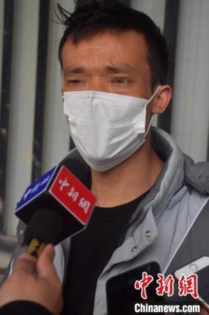 福建泉州欣佳酒店坍塌事故幸存者王昭(化名)接受<a target='_blank' href='http://www.chinanews.com/' >中新网</a>记者专访。(张斌 摄) 福建泉州欣佳酒店坍塌事故幸存者王昭(化名)接受<a target='_blank' href='http://www.chinanews.com/' >中新网</a>记者专访。(张斌 摄)