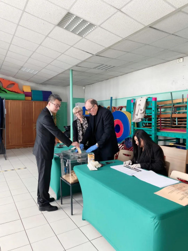 华人律师韩博在勒布朗梅尼勒(Le Blanc-Mesnil)市投票。(《欧洲时报》孔帆摄)