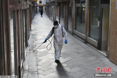 　意大利威尼斯，工作人员在公共区域内喷洒消毒剂。