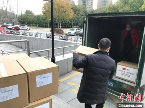 　浙江台州紧急调拨5万个口罩支援国际友城 。台州市人民政府外事办公室供图