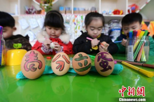 资料图:图为小朋友正在手绘彩蛋。孟德龙 摄 资料图:图为小朋友正在手绘彩蛋。孟德龙 摄