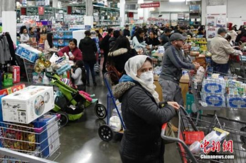 资料图：当地时间3月13日，位于美国纽约皇后区的一家大型超市，民众排队购买物资。<a target='_blank' href='http://www.chinanews.com/'>中新社</a>记者 廖攀 摄