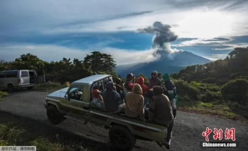 资料图：游客造访位于哥斯达黎加中部的图里亚尔瓦火山。