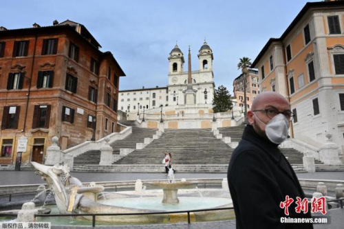 　当地时间3月12日，意大利罗马市中心斯帕尼亚广场，一名戴着防护面具的男子走过台阶。